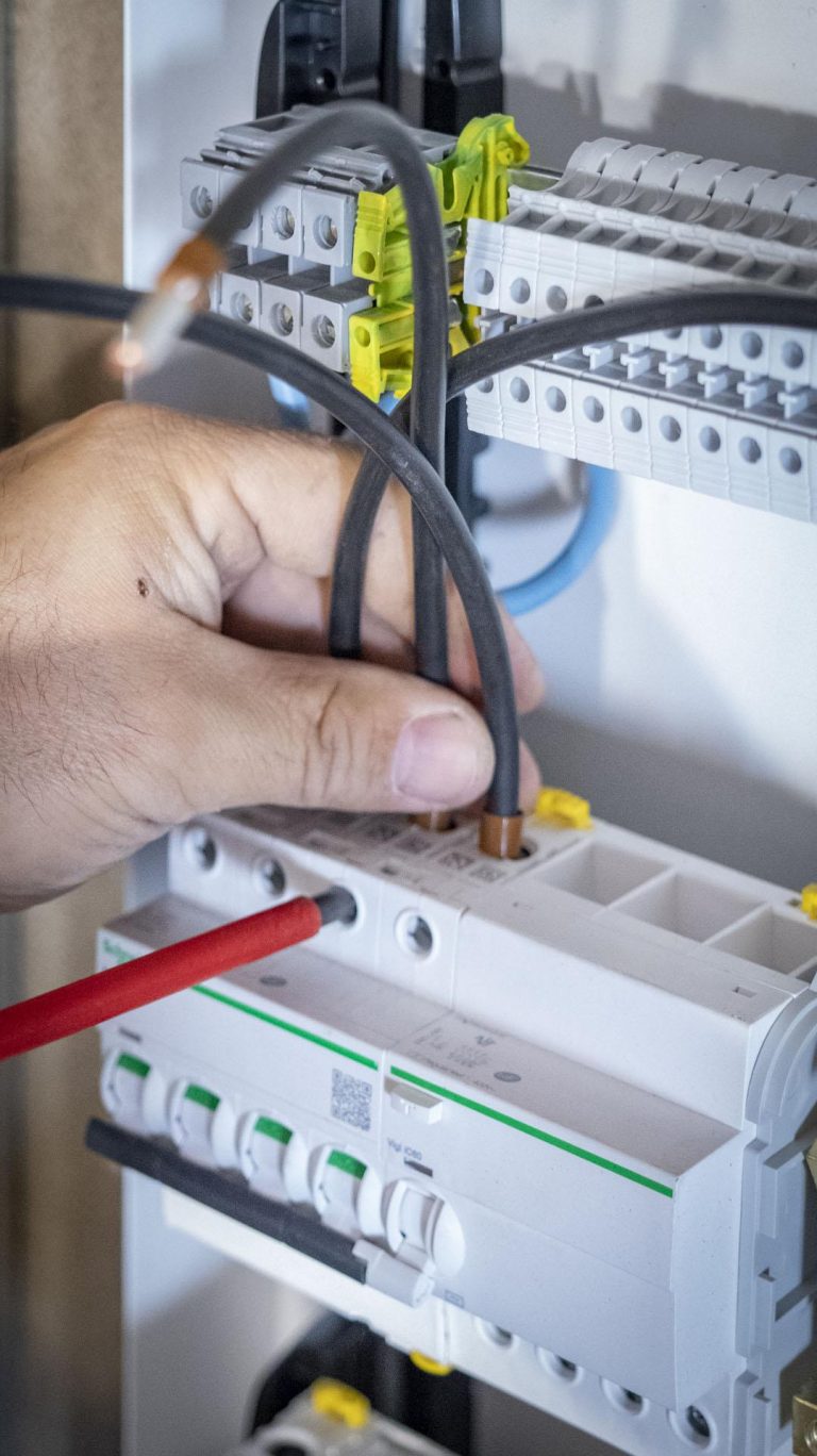 Expert électricien Armoiriste Armoires et tableaux électriques pour entreprise magasin usine alimentation raccordement distribution courant électrique branchement appareils matériel équipements professionnels