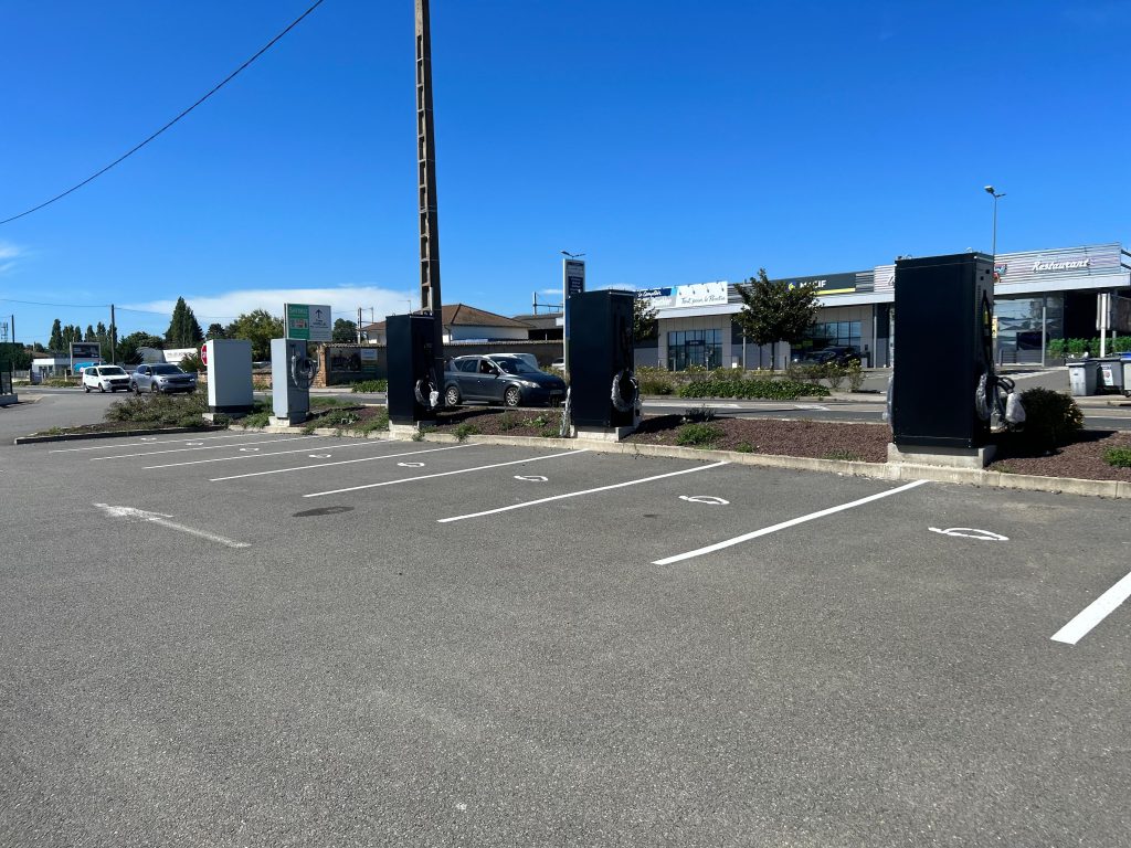 Aménagement Parking Bornes véhicules électrique avec écran LED publicitaire Lyon et France